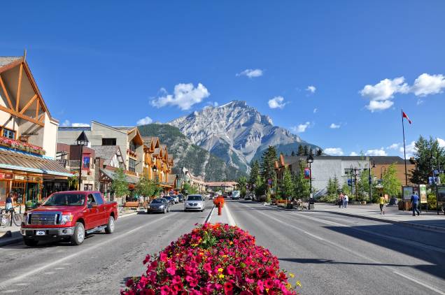 <strong>Cidade de Banff</strong> Comece o passeio pela cidade de Banff, que já irá recebê-lo com uma vista espetacular para a montanha Cascade. A cidade é pequena, mas tem ampla oferta de hotéis a diversos preços e bastante informação turística para realizar os passeios sem precisar de guia. Na cidade também podem ser contratados tours em diversas agências respeitáveis, que podem prover todos os equipamentos necessários para a sua aventura e guias experientes