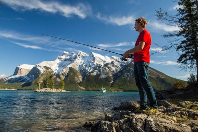 <strong>Lago Minnewanka</strong> O lago é enorme e a trilha (de nível fácil) que passa por suas margens só cobre um pouco da sua orla sul. Há muitas atividades que podem ser praticadas no lago, como a pesca esportiva