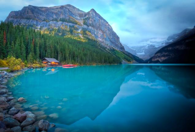<strong>Lago Louise</strong> As margens deste lago de águas turquesa devido aos minerais trazidos pelo degelo de glaciers podem ser alcançadas em apenas meia hora, numa trilha de 2km de nível bastante fácil. Ao dar a volta em sua margem, você encontrará o rio de cor leitosa (de novo, por causa dos minerais calcários) que alimentam o lago