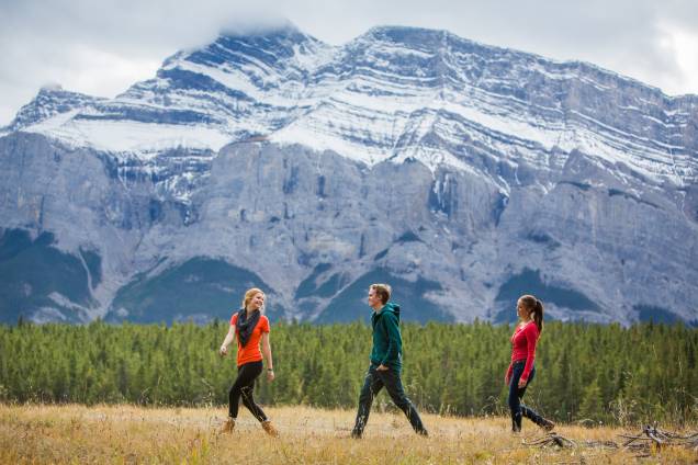 <strong>Monte Rundle</strong> Este “monte” na verdade pode ser considerado uma pequena cordilheira, pois se estende por 12km. Ele fica bem atrás da Montanha Cascade, a sul, de cara para a cidade de Banff