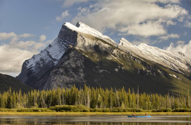 <strong>Lagos Vermilion</strong> Localizados a oeste de Banff, são na verdade três lagos chamados Vermilion. Eles se abrem no vale do rio Bow, aos pés do Monte Norquay. Na foto, você vê os montes Rundle e Sulphur