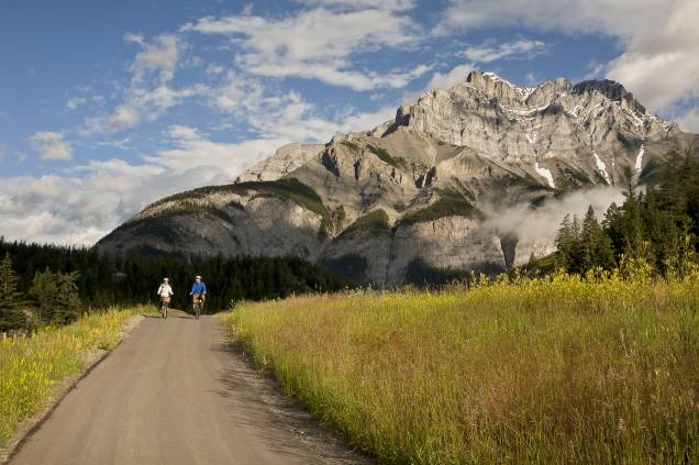 <strong>Trilha Legacy</strong> Esta trilha bem pavimentada de 22,3km vai do Portão Leste do Parque Nacional de Banff até a estrada do Bow Valley. No caminho há belos mirantes, áreas para piquenique, uma vista para a cidade de Banff e uma série de paradas para descanso. É possível percorrê-la a pé, de bicicleta, skate, patins e por cadeira de rodas (há algumas elevações mais intensas, porém são curtas e bem sinalizadas nos mapas)