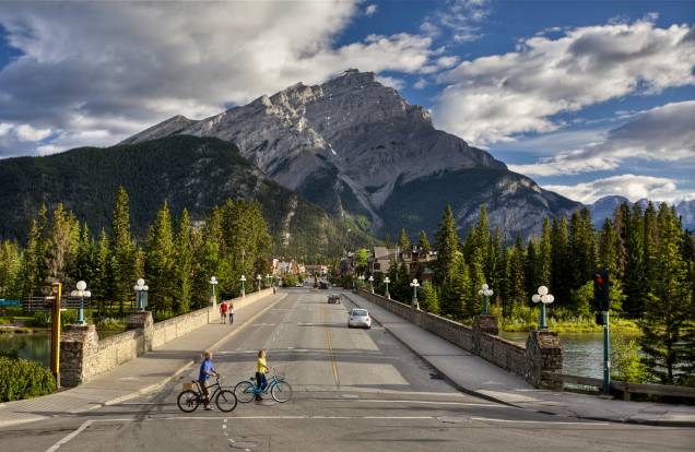 <strong>Cidade de Banff</strong> A melhor vista para a Montanha Cascade é, sem dúvida, a própria rua principal de Banff. Ela recepciona os turistas e antecipa as belas paisagens que poderão ser vistas nos arredores
