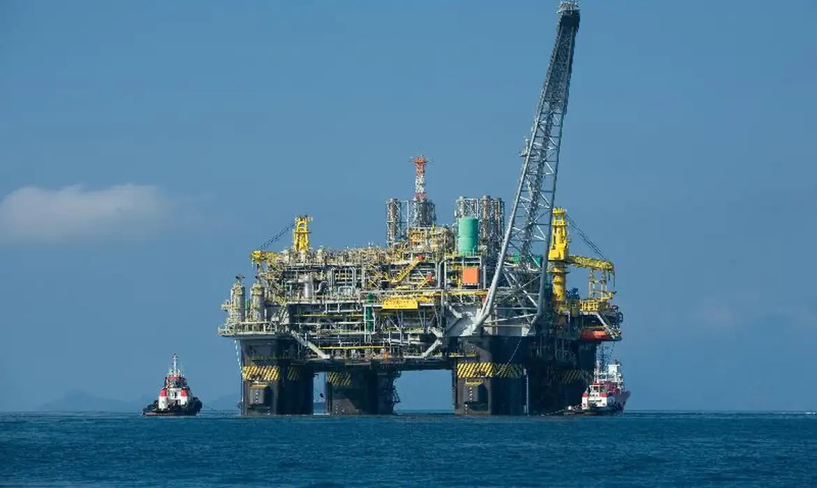 Petroleo-Petrobras A maior parte da produção de petróleo e gás natural no Brasil é proveniente dos reservatórios da camada pré-sal