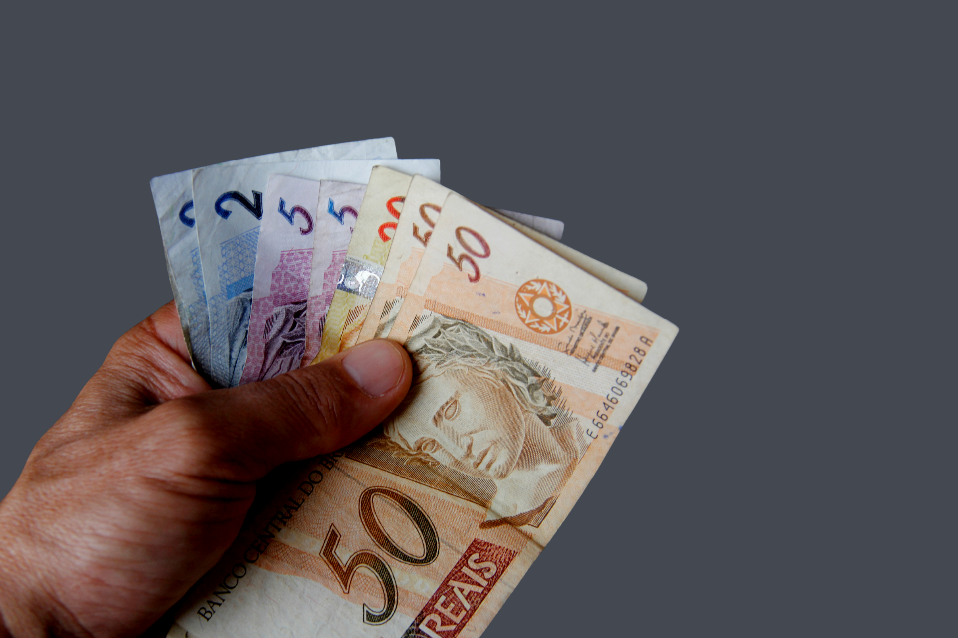 Crédito Consignado Para Clt: Como Funciona, Vantagens E Cuidados 93 dinheiro na mão-consignado