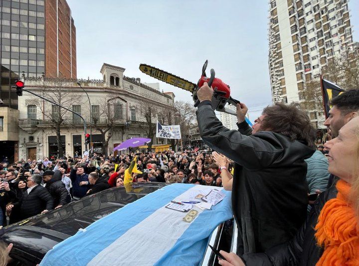 Presidente-Da-Argentina-Javier-Milei-Com-Uma-Motosserra-Na-Mao-Em-Alusao-A-Seus-Cortes-De-Gastos Presidente da Argentina, Javier Milei, com uma motosserra na mão, em alusão a seus cortes de gastos