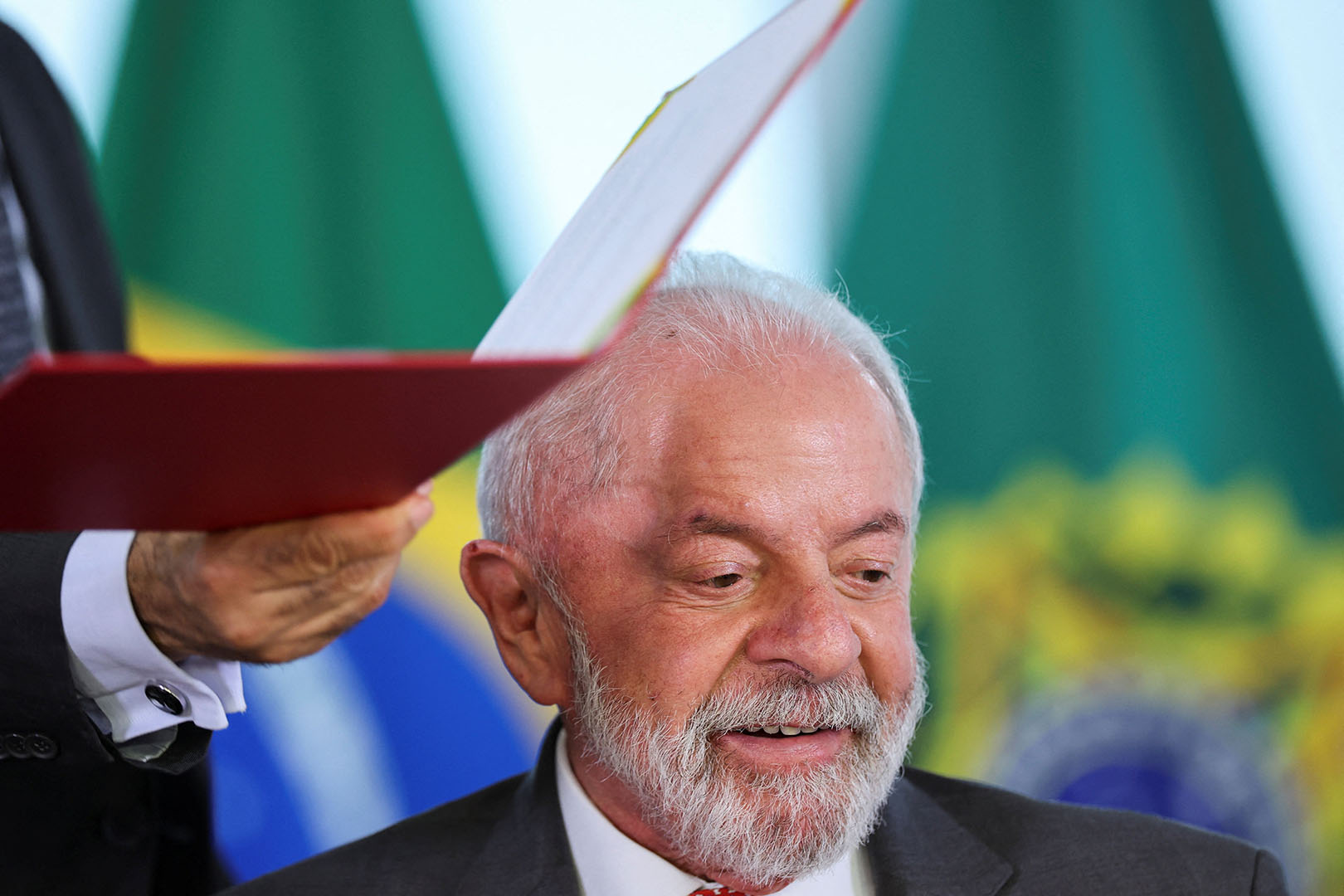 O presidente do Brasil, Luiz Inácio Lula da Silva, participa de cerimônia no Palácio do Planalto, em Brasília, Brasil (30/7/2025) | Foto: Reuters/Adriano Machado
