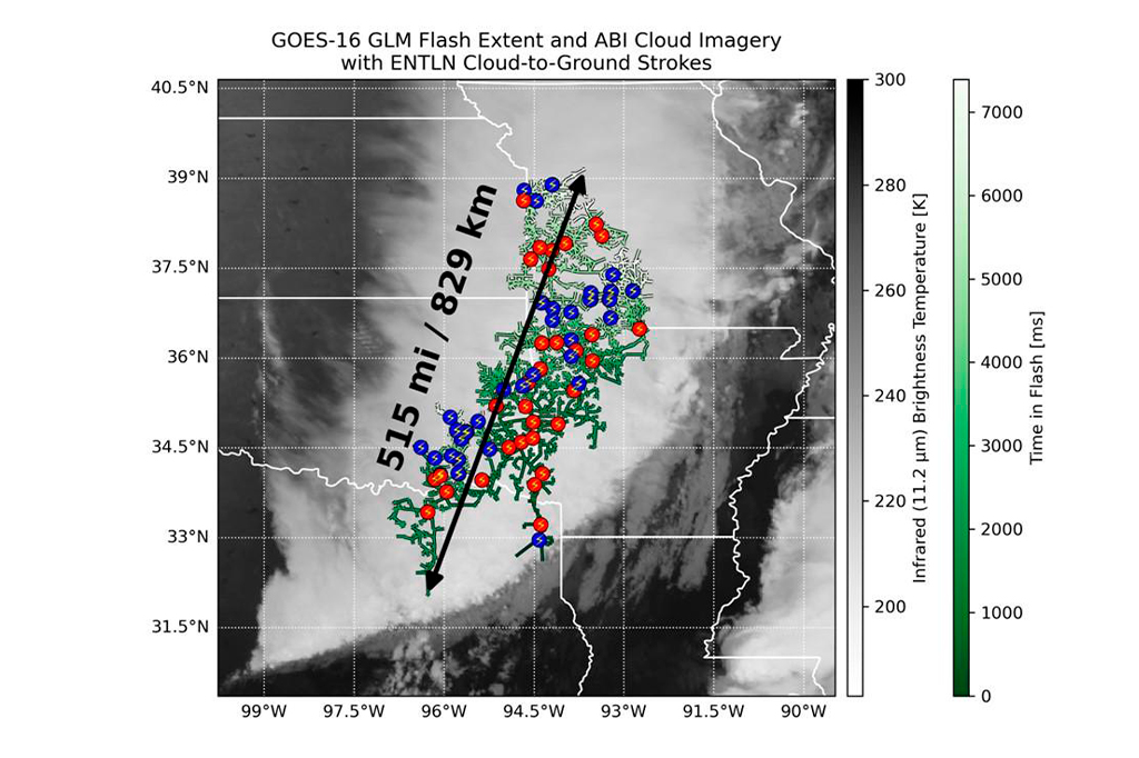 Imagem de satélite do relâmpago recorde que se estendeu do leste do Texas até as proximidades de Kansas City, Missouri (EUA), em 22 de outubro de 2017