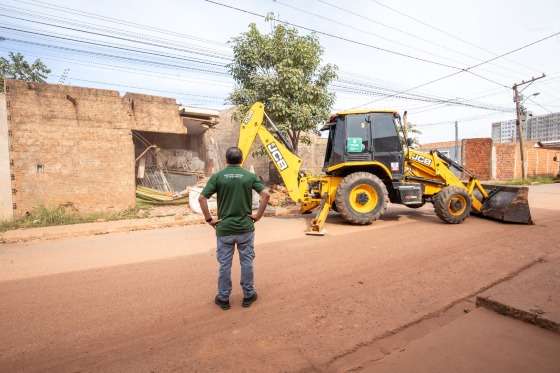 Prefeitura de Cuiabá demole casas construídas em áreas irregulares na Morada da Serra