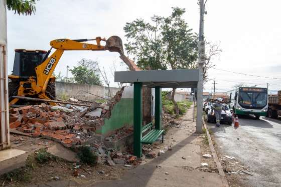 Prefeitura de Cuiabá demole casas construídas em áreas irregulares na Morada da Serra