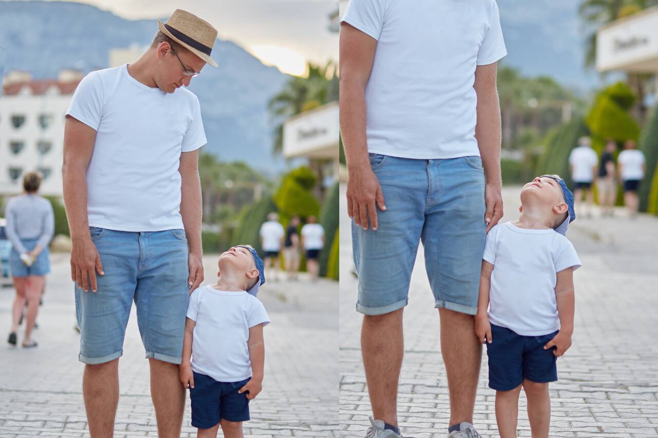 Pai e filho se olhando em rua ao ar livre