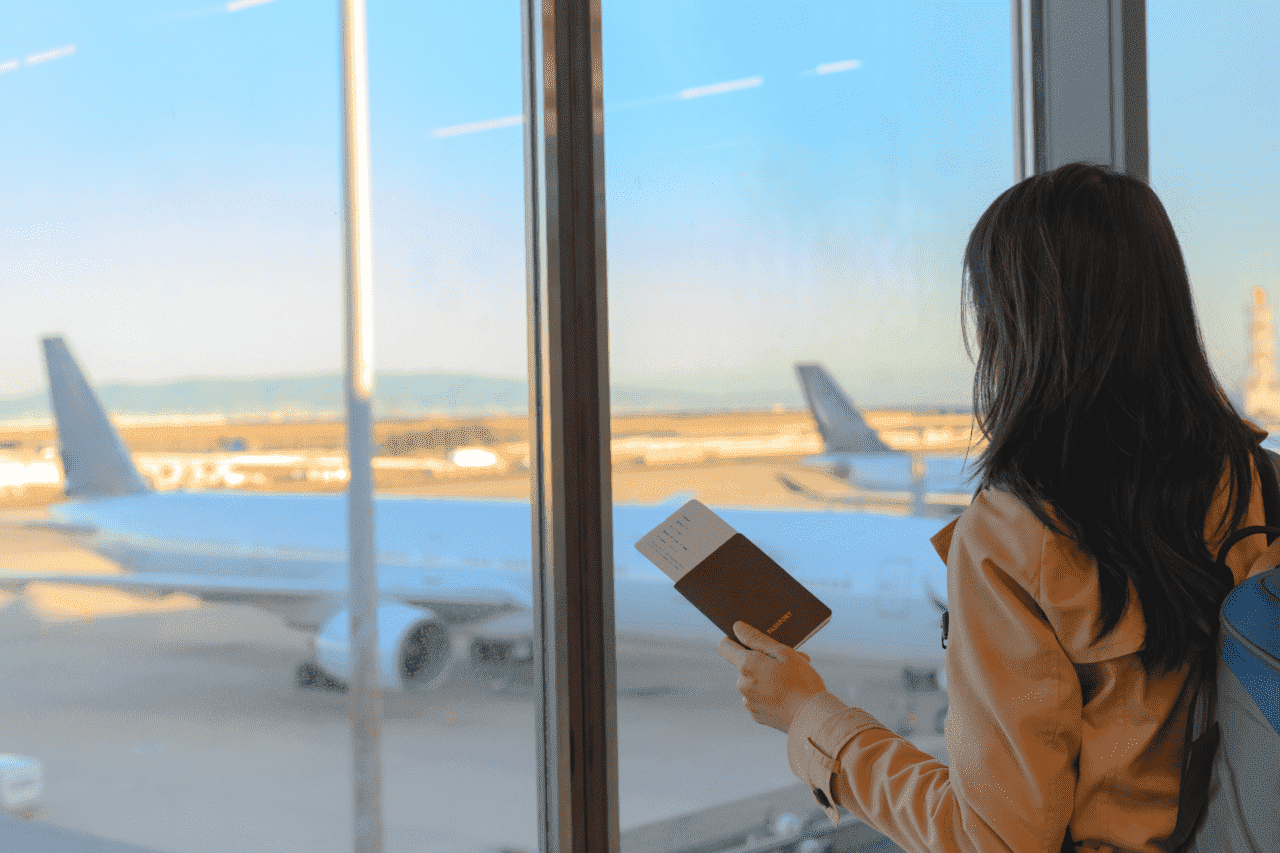 Cancelamento De Voo: O Que Fazer Para Garantir Seus Direitos 91 Imagem de avião, mulher com passaporte