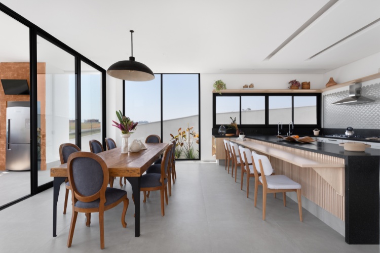 Sala de jantar e cozinha em conceito aberto