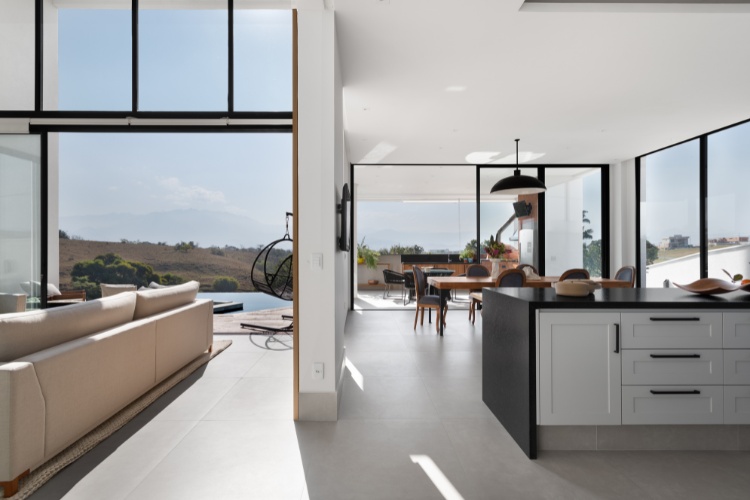 Sala de estar, jantar e cozinha em conceito aberto, com vista para a Serra