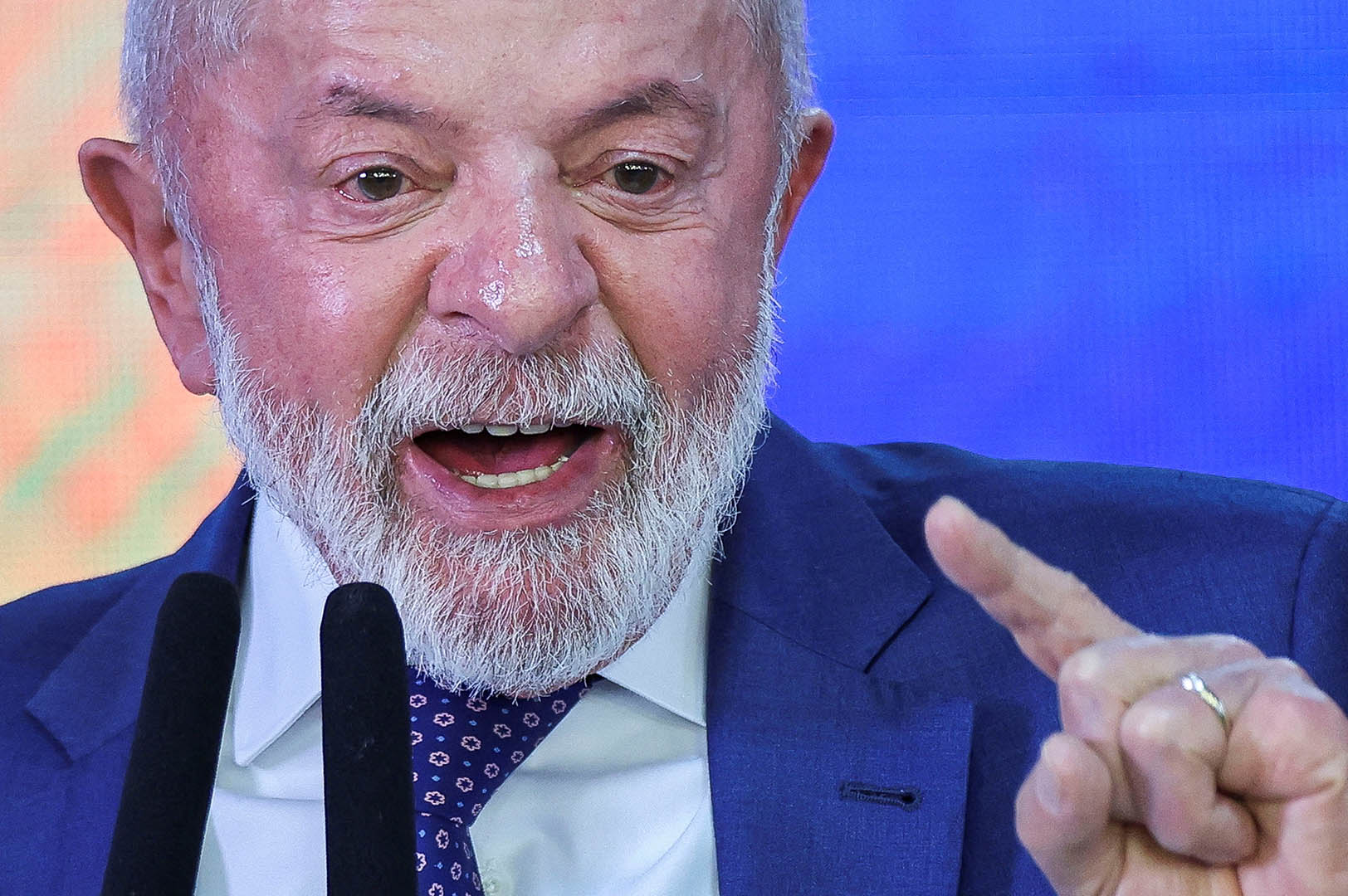 O presidente do Brasil, Luiz Inácio Lula da Silva, discursa durante cerimônia de assinatura de medida provisória que estabelece um conjunto inicial de ações para mitigar o impacto econômico da decisão do presidente dos EUA, Donald Trump, de aumentar as tarifas de importação de produtos brasileiros para até 50%, no Palácio do Planalto, em Brasília, DF, (13/8/2025) | Foto: Reuters/Adriano Machado