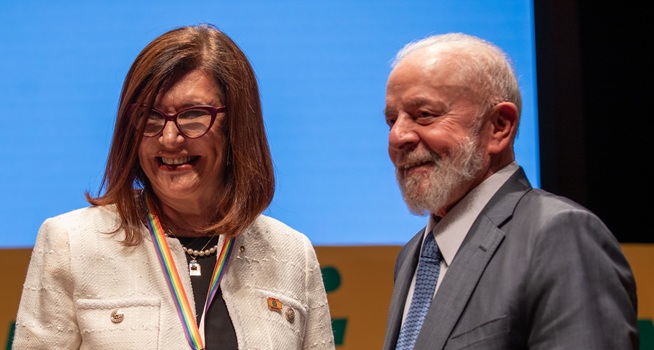 A presidente da Petrobras, Magda Chambriard, recebe o crachá do presidente da República, Luiz Inácio Lula da Silva