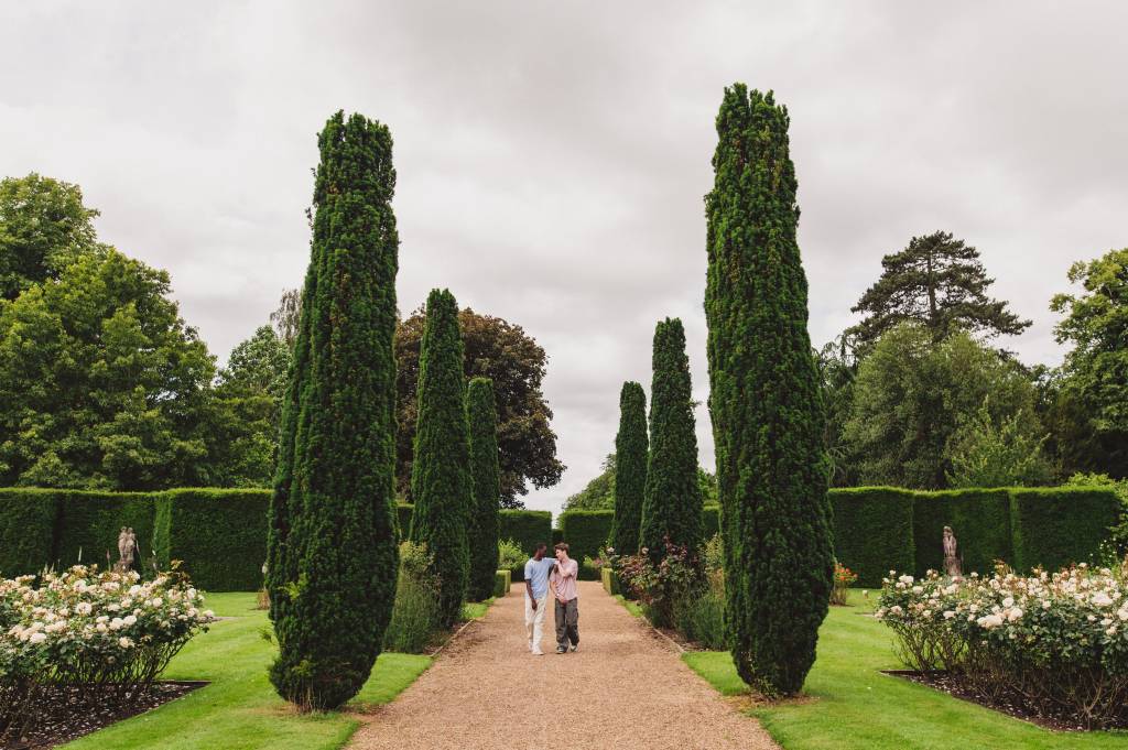Jardins da Knebworth House, em Hertfordshire, cenário marcante do filme