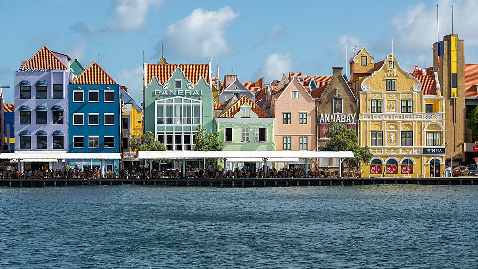 Colorful Waterfront Area In The Punda District Of Downtown Willemstad. casas coloridas willemstad curaçao