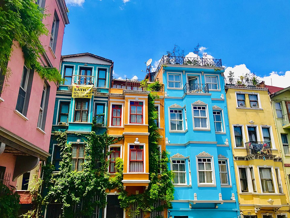 Colorful_Apartment_Buildings,_Istanbul,_Turkey bairro de balat istambul turquia