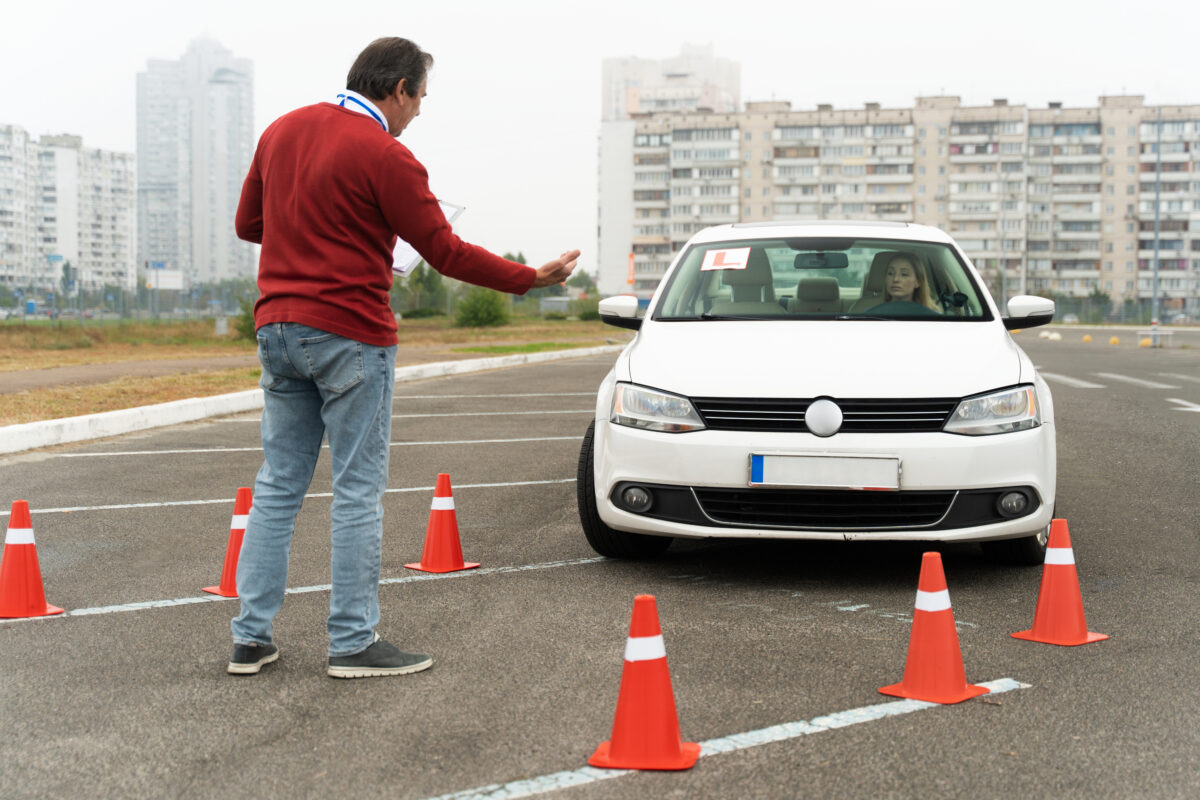 2_Person-Taking-Driver-S-License-Exam Prova prática continua sendo obrigatória - Foto: Freepik
