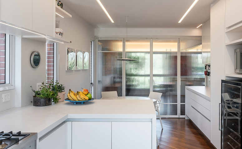 cozinha iluminada com luz branca