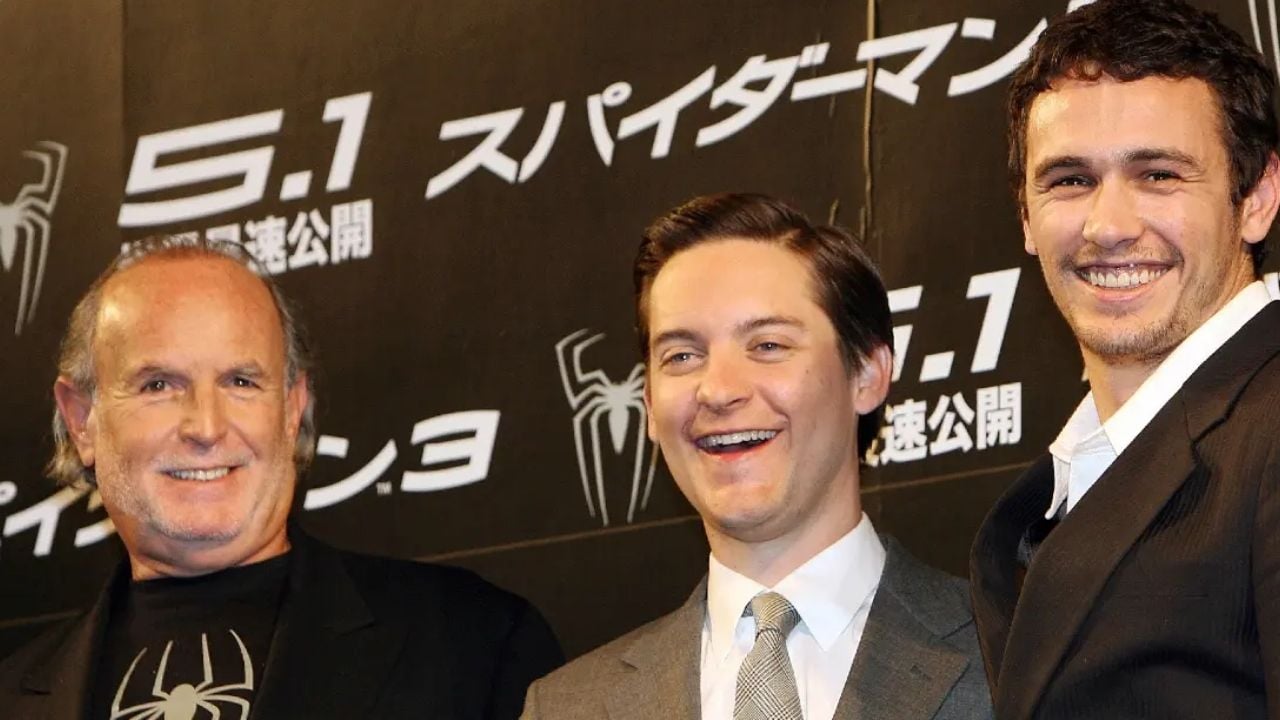Bd7D118C44D2B30F64951D99Caf3D6Ba Avi Arad, Tobey Maguire e James Franco na coletiva de imprensa de Homem-Aranha 3 em Tóquio, em fevereiro de 2007.