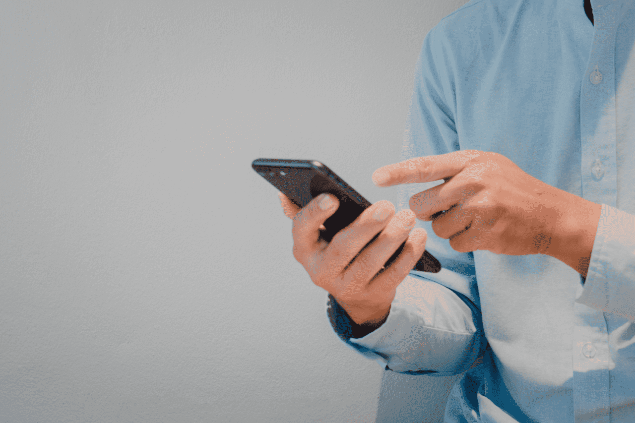 Não Me Perturbe: Saiba Como Bloquear Ligações De Telemarketing Indesejadas 79 Mulher com celular na mão, imagem de mulher com celular