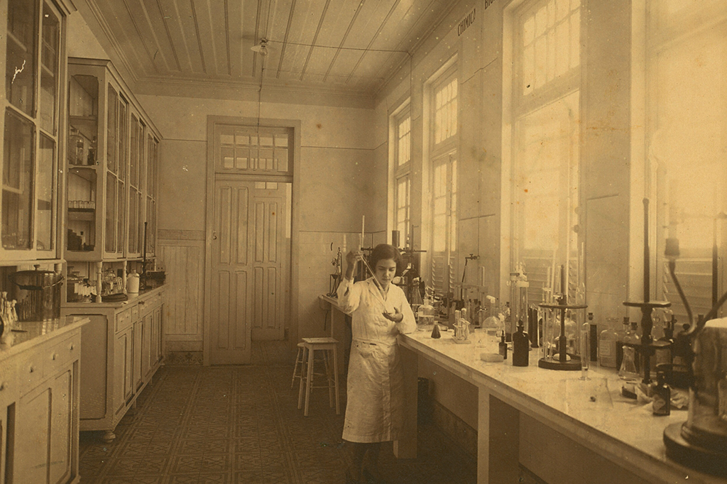 0309-Clara-Layout_Site1 Fotografia da Clara, aos 20 anos, em seu primeiro emprego no Laboratório de Biologia do Estado do Pará, em 1934.