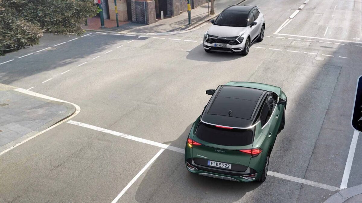 Kia-Sportage-My22-Forward-Collision-Avoidance-Assist Revolução elétrica no Reino Unido: Mais de 1/4 dos carros vendidos em agosto são elétricos - Foto: Divulgação
