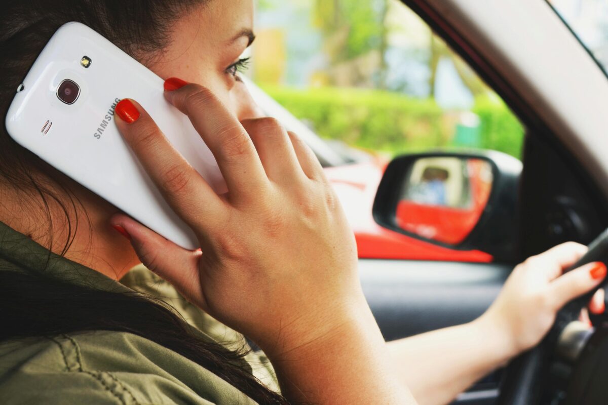 1_Celular-E-Direcao-Pexels Geração Z continua utilizando o celular ao volante, diz pesquisa - Foto: Pexels