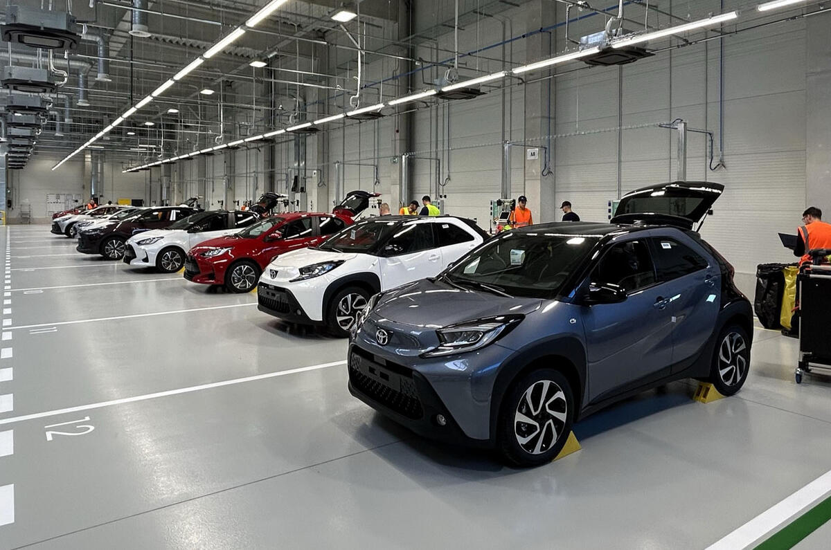 1_Toyota-Yaris-And-Aygo-X-At-Kolin-Logistics-Hub-1 Fábrica da Toyota na República Tcheca - Foto: Divulgação