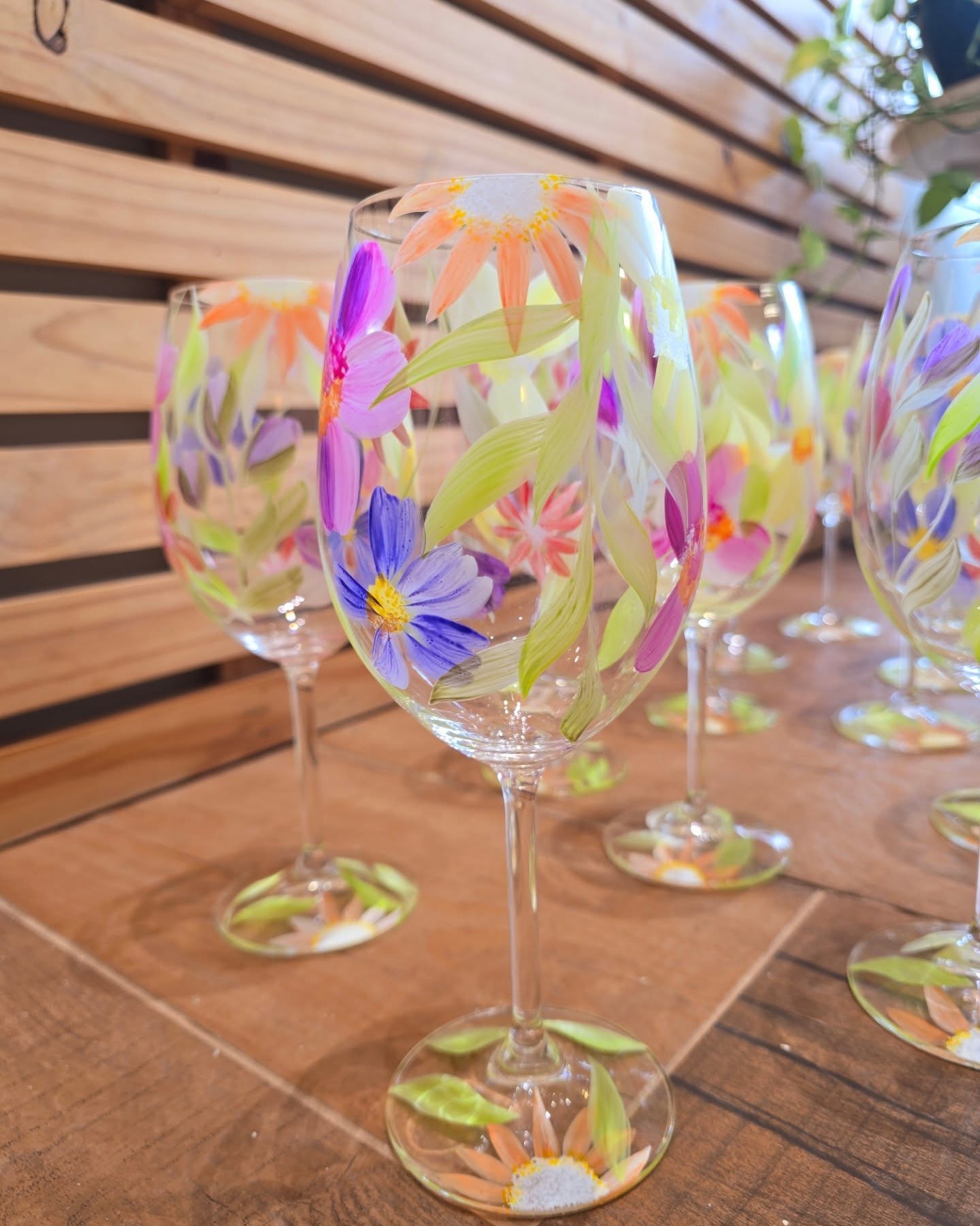 taças de vinhos pintadas com flores coloridas