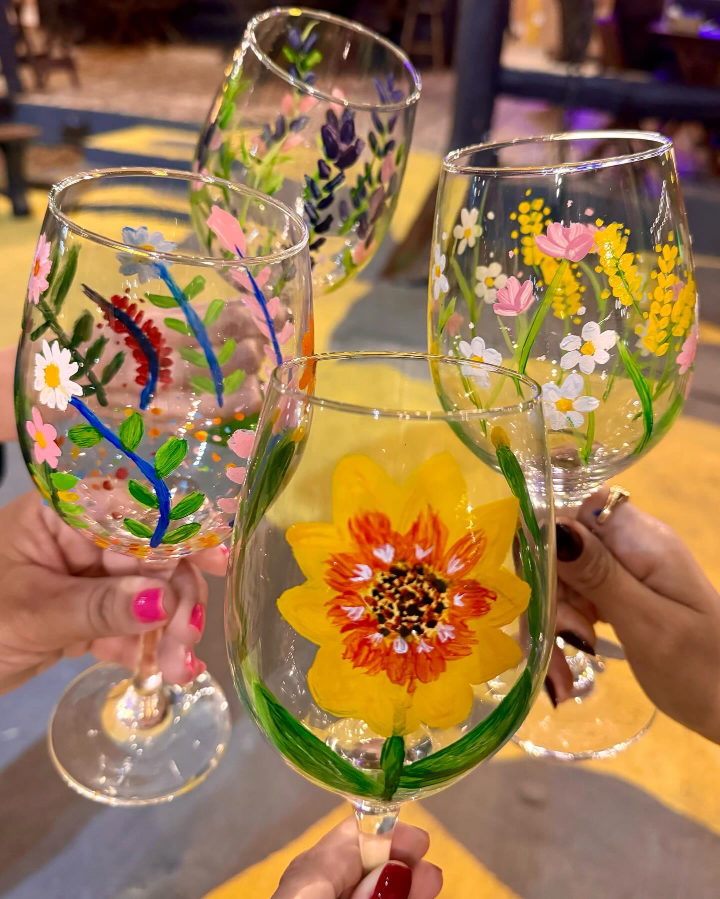 Taças pintadas de forma criativa em encontro de amigas