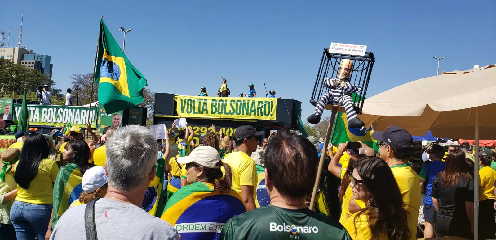 Manifestacao-7-Setembro-Brasilia-Vanderlei-Komatsu-Jpeg O manifestante Vanderlei Komatsu levou um boneco do ministro do STF Alexandre de Moraes vestido de presidiário e atrás das grades: "É uma homenagem. Acho que representa bem aquilo que a gente quer. Na verdade quem está cometendo crimes é ele", diz