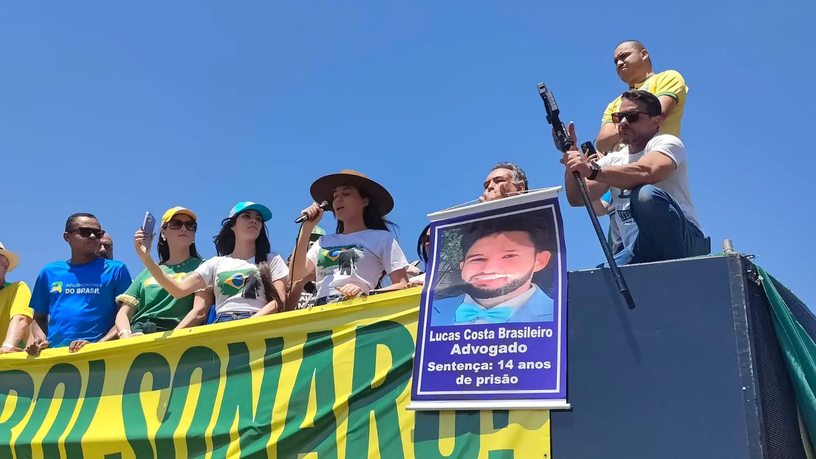 Manifestacao-7-Setembro-Brasilira-Filha-Clezao-Jpeg Luíza Cunha, filha do empresário Clezão, preso do 8 de janeiro que morreu no presídio da Papuda, discursa em ato em Brasília