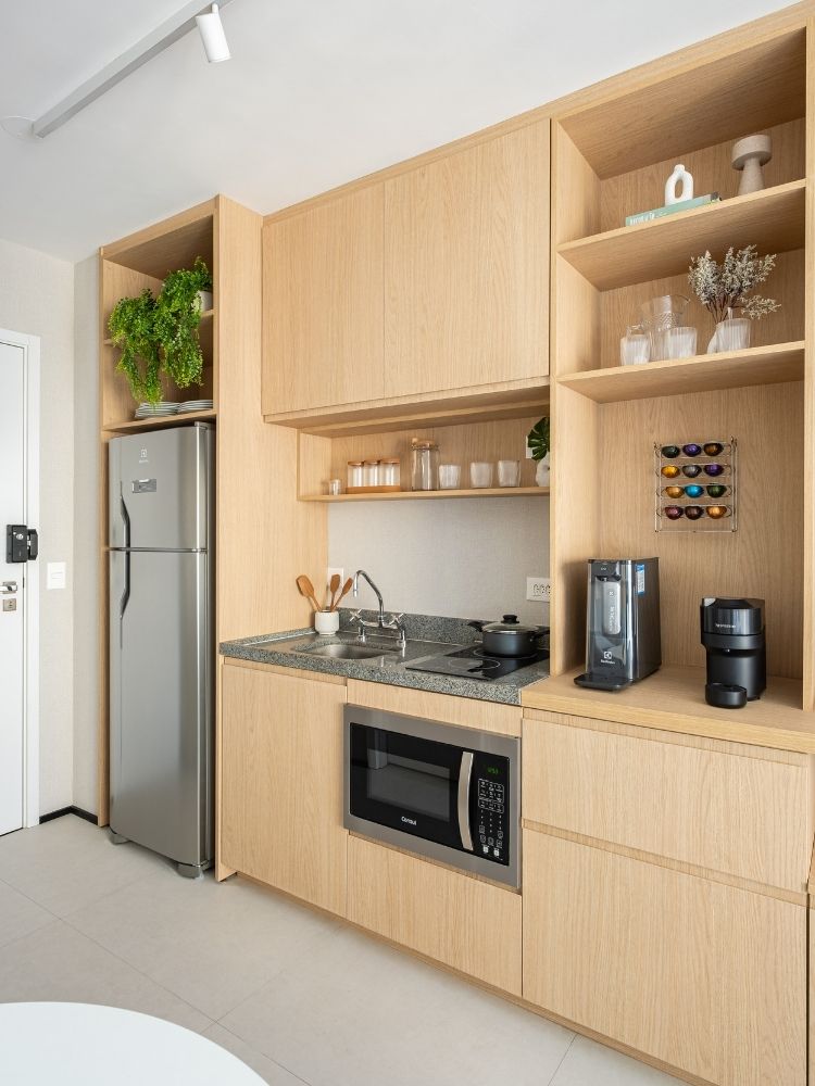 Foto de cozinha pequena de apartamento decorada com marcenaria planejada
