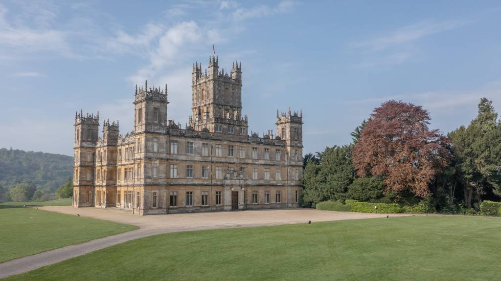 The Grounds Of A Large Stately Castle And Its Manicured Lawns And Gardens. Highclere Castle LLP inglaterra