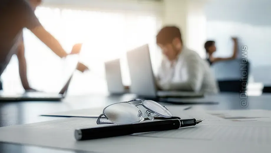 projeto lei comissao aprova regras uso escritorios compartilhados