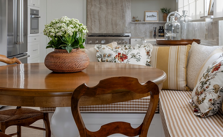 Cesto como centro de mesa com flor-da-fortuna branca na cozinha