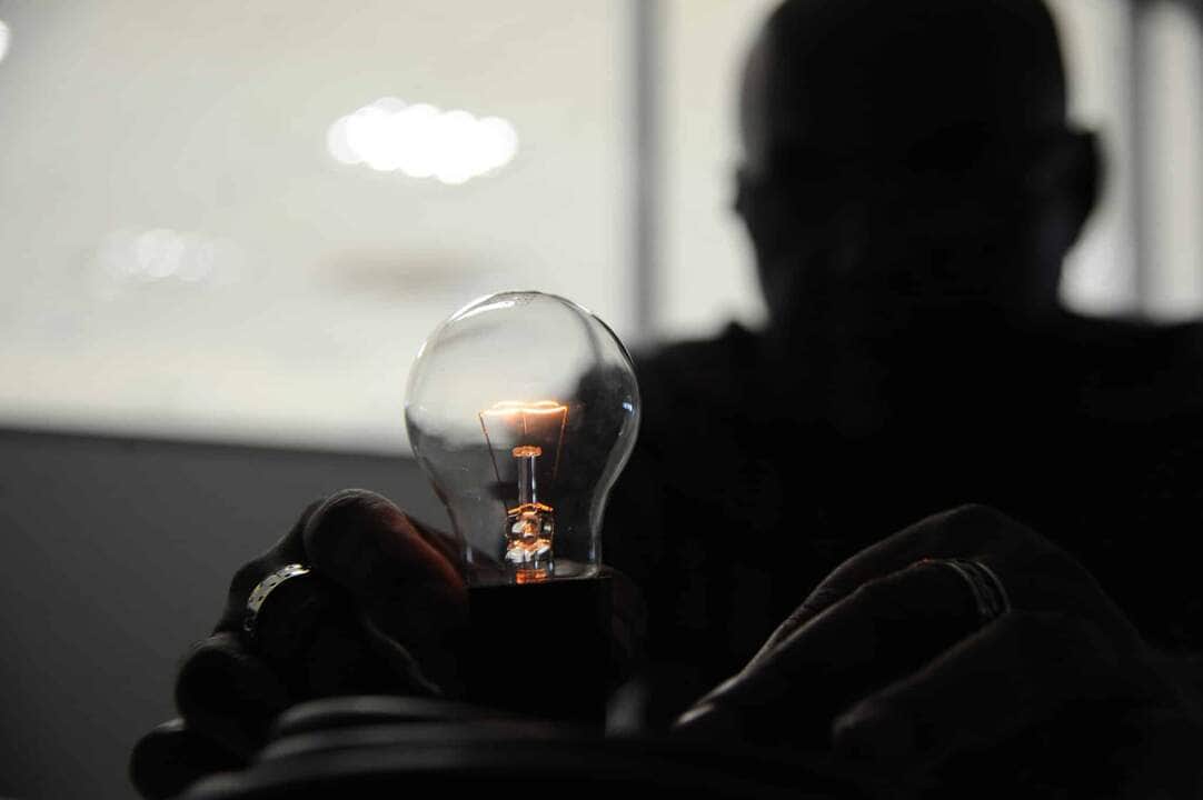 Conta De Luz Gratuita: Veja Quem Tem Direito E Como Funciona O Benefício 82 Lâmpadas incandescentes devem ser retiradas do mercado brasileiro até 2016 (Marcello Casal Jr/Agência Brasil)