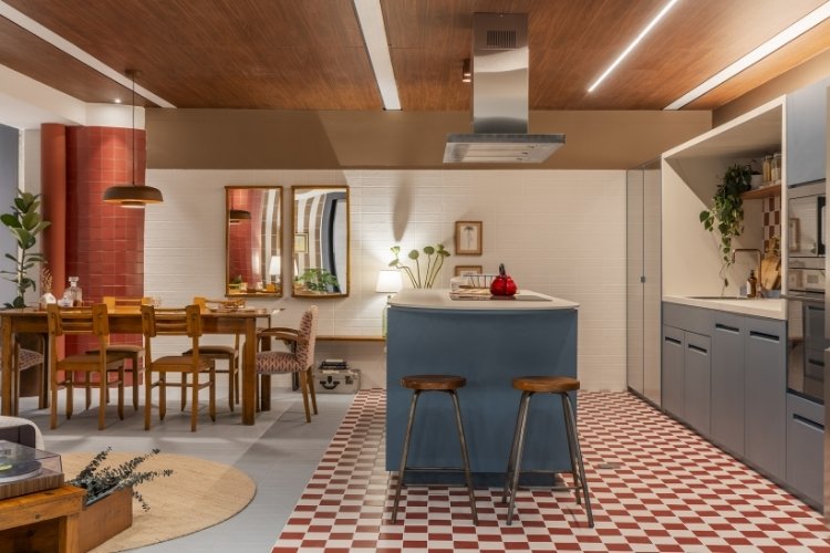 Cozinha moderna decorada com móveis em azul e piso quadriculado branco e marrom