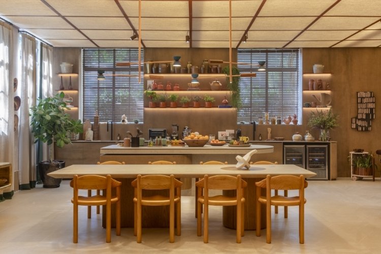 Cozinha moderna decorada com prateleiras e parede de cimento queimado