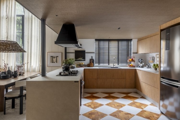 Cozinha moderna decorada com bancada em forma de U e piso de taco quadriculado