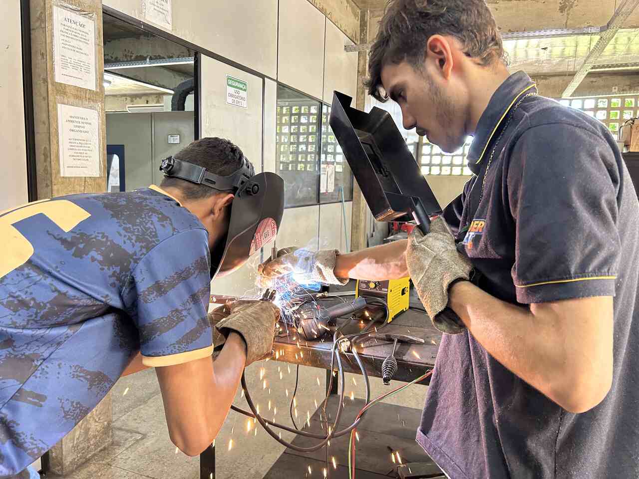 estudantes-na-oficina-durante-a-producao-dos-karts