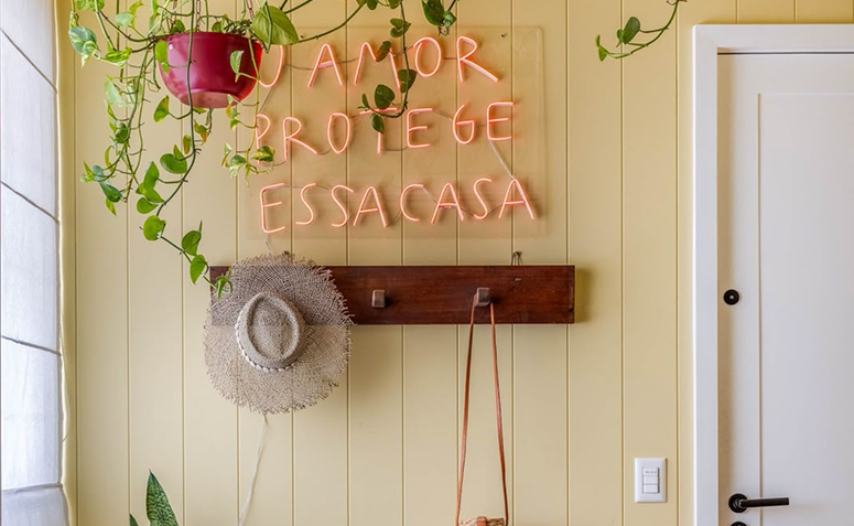 Mensagem positiva e de proteção na entrada da casa.