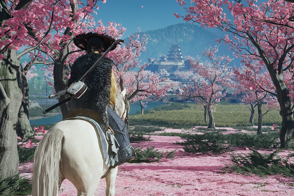 Captura de tela do jogo Ghost-of-Yotei. Personagem em um cavalo branco passando por árvores de sakura.