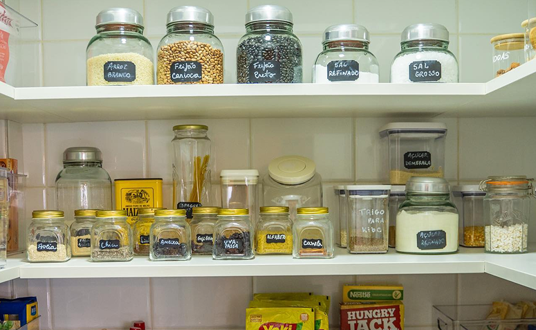 alimentos organizados e armazenados em potes na despensa