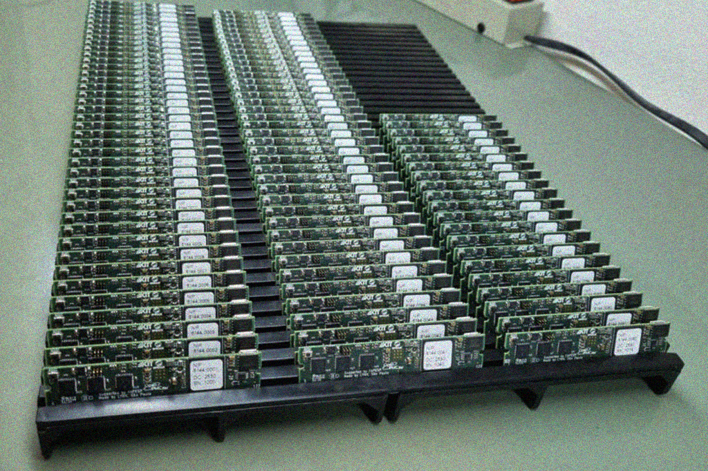 Fotografia das primeiras 100 placas OpenIPMC enviadas ao Cern, em agosto.