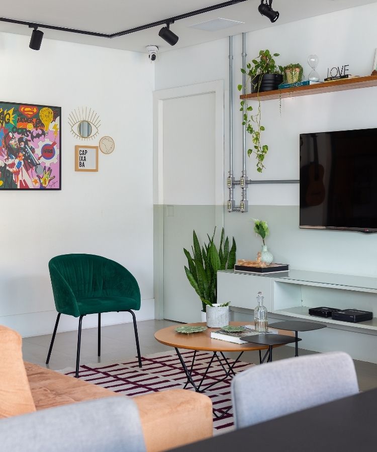 4-Apartamento-Decorado-Estilo-Industrial Foto de sala de estar decorada com meia parede pintada de verde claro