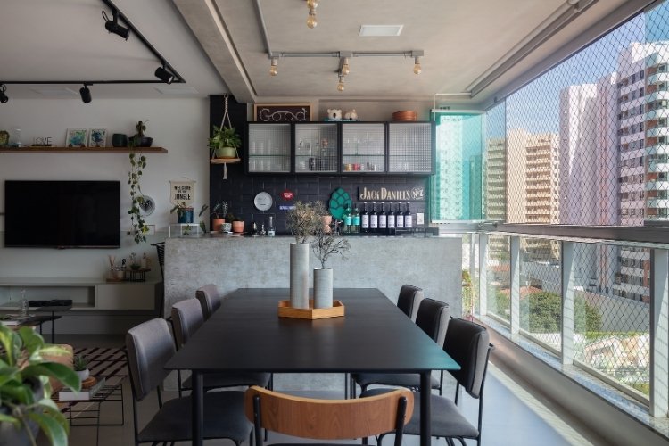 5-Apartamento-Decorado-Estilo-Industrial Foto de varanda decorada com bancada de cimento queimado e parede de subway tiles pretos